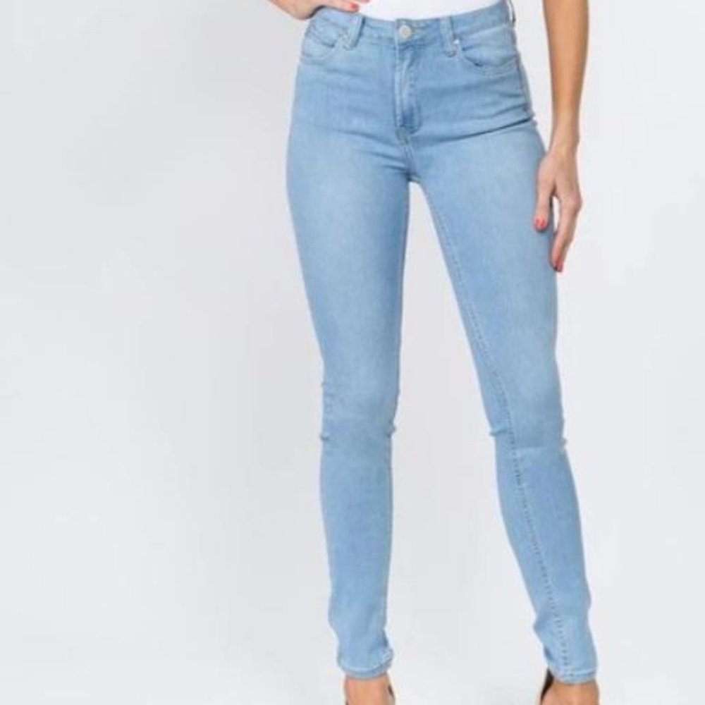 LIGHT BLUE WASH SKINNY JEANS